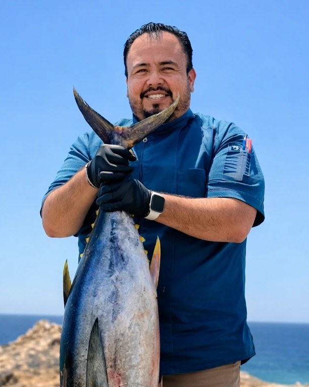 Guillermo Carmona plating the first course