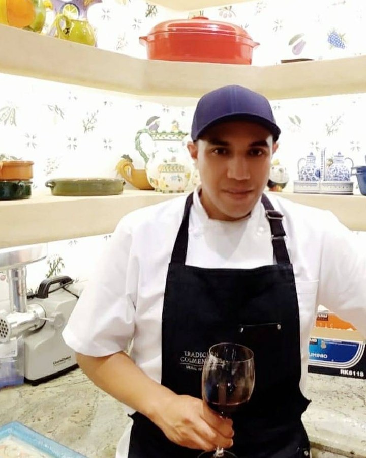 Miguel Ángel López plating the first course