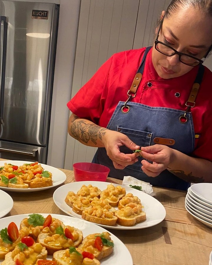 Sandra Acosta plating the first course
